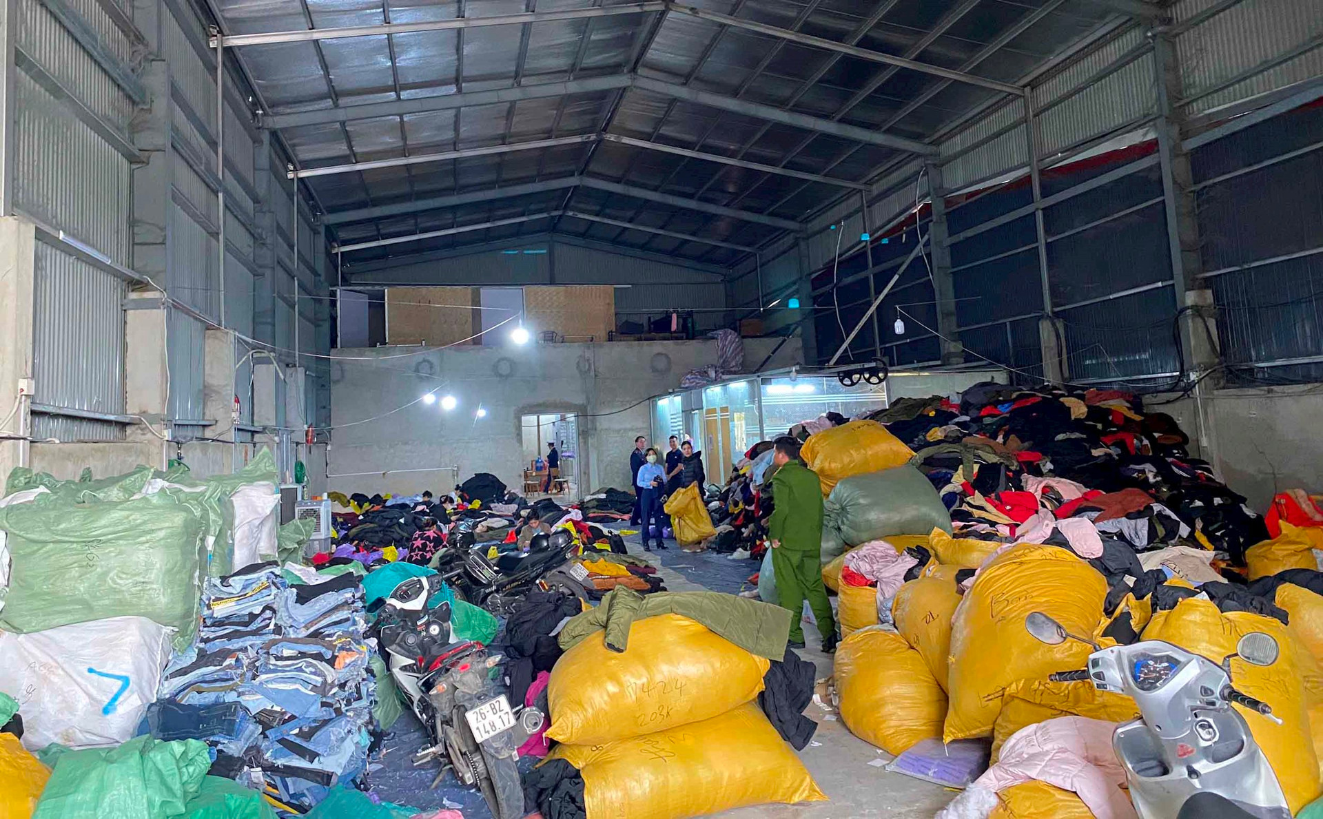 Thu giữ gần 1.900 áo khoác không rõ nguồn gốc được bán trên livestream