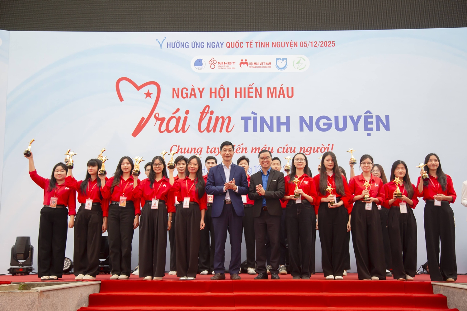 Hàng nghìn 'trái tim tình nguyện' hiến máu để đảm bảo nguồn máu cho điều trị cuối năm