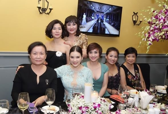 Lý Nhã Kỳ mở tiệc giáng sinh theo phong cách quý tộc