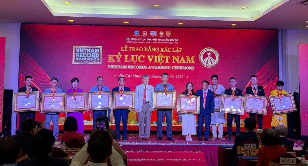 Công trình “Con đường tương lai” của Nguyễn Xuân Tuấn lập Kỷ lục Việt Nam   “Con đường tương lai” của Nguyễn Xuân Tuấn được VietKings xác lập kỷ lục 