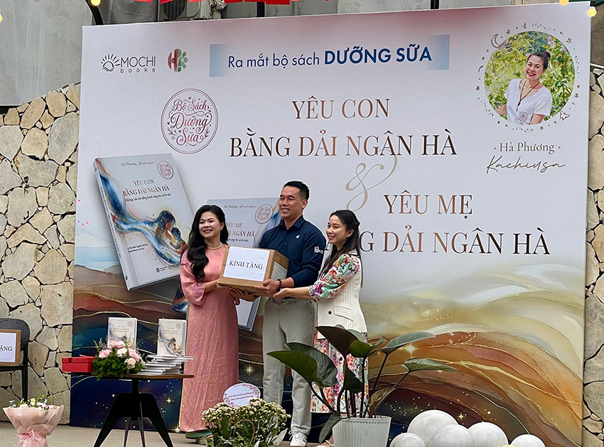 Yêu con bằng dải ngân hà – Yêu mẹ bằng dải ngân hà: Ấn phẩm hướng tới các bà mẹ sau sinh và gia đình